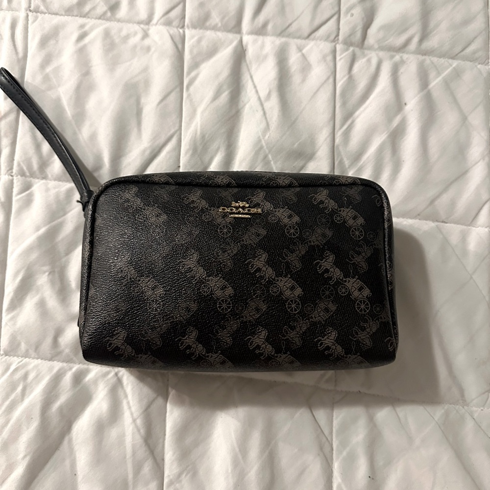 Good bag makeup bag 99% like new